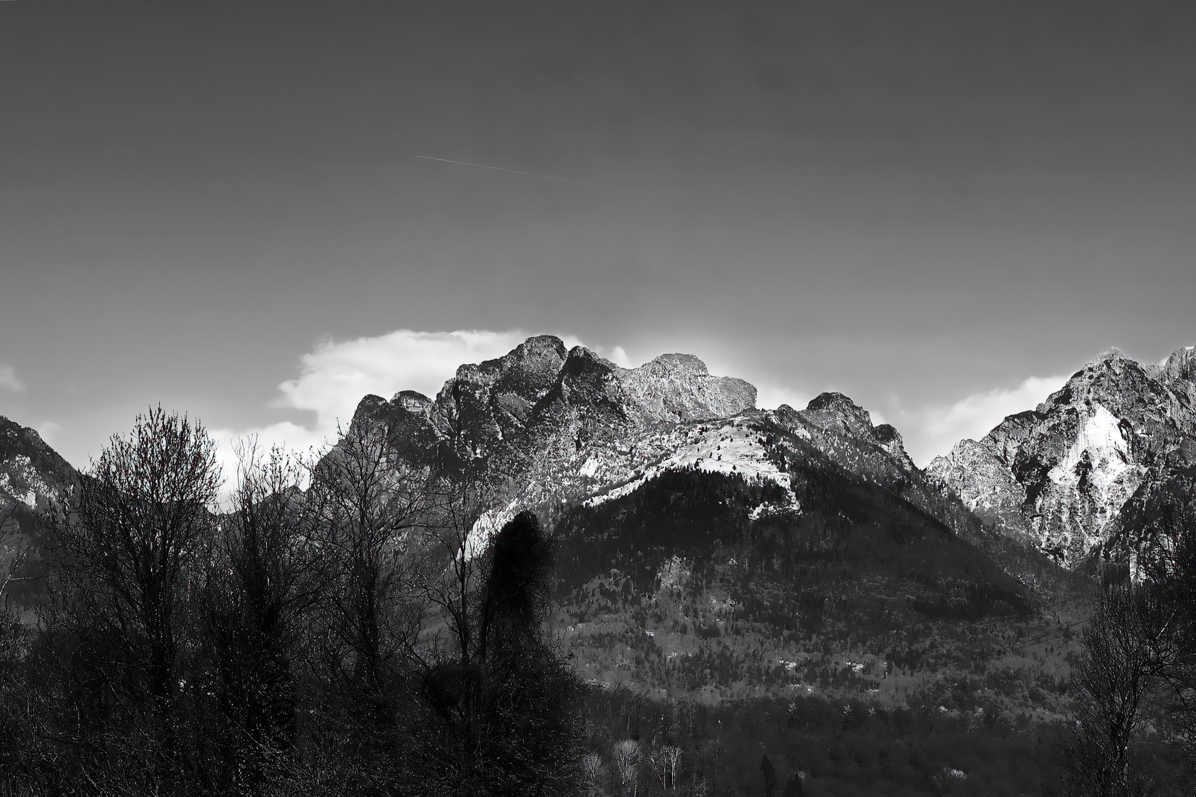 Cima montana in bianco e nero