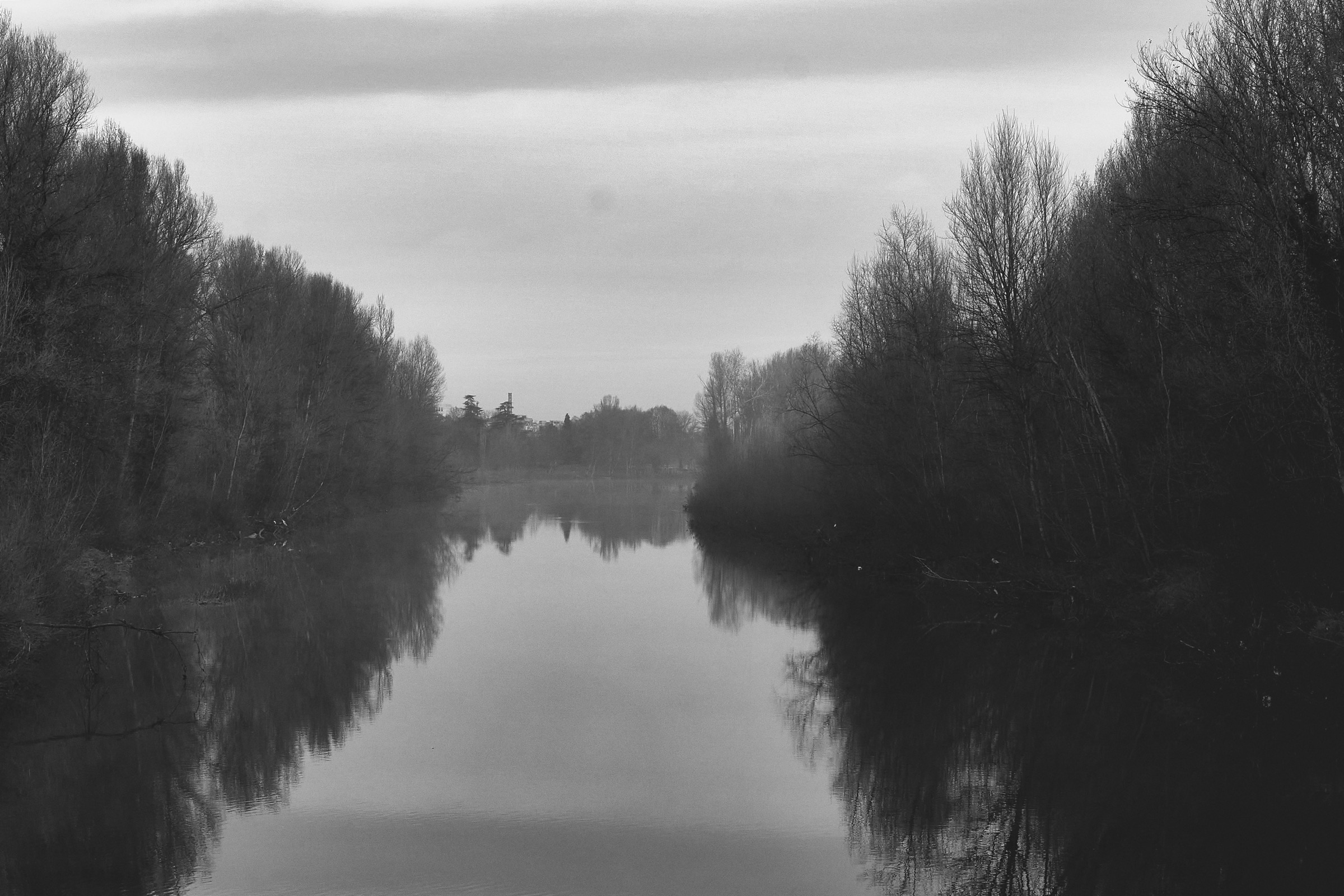 Fiume con riflessi in bianco e nero