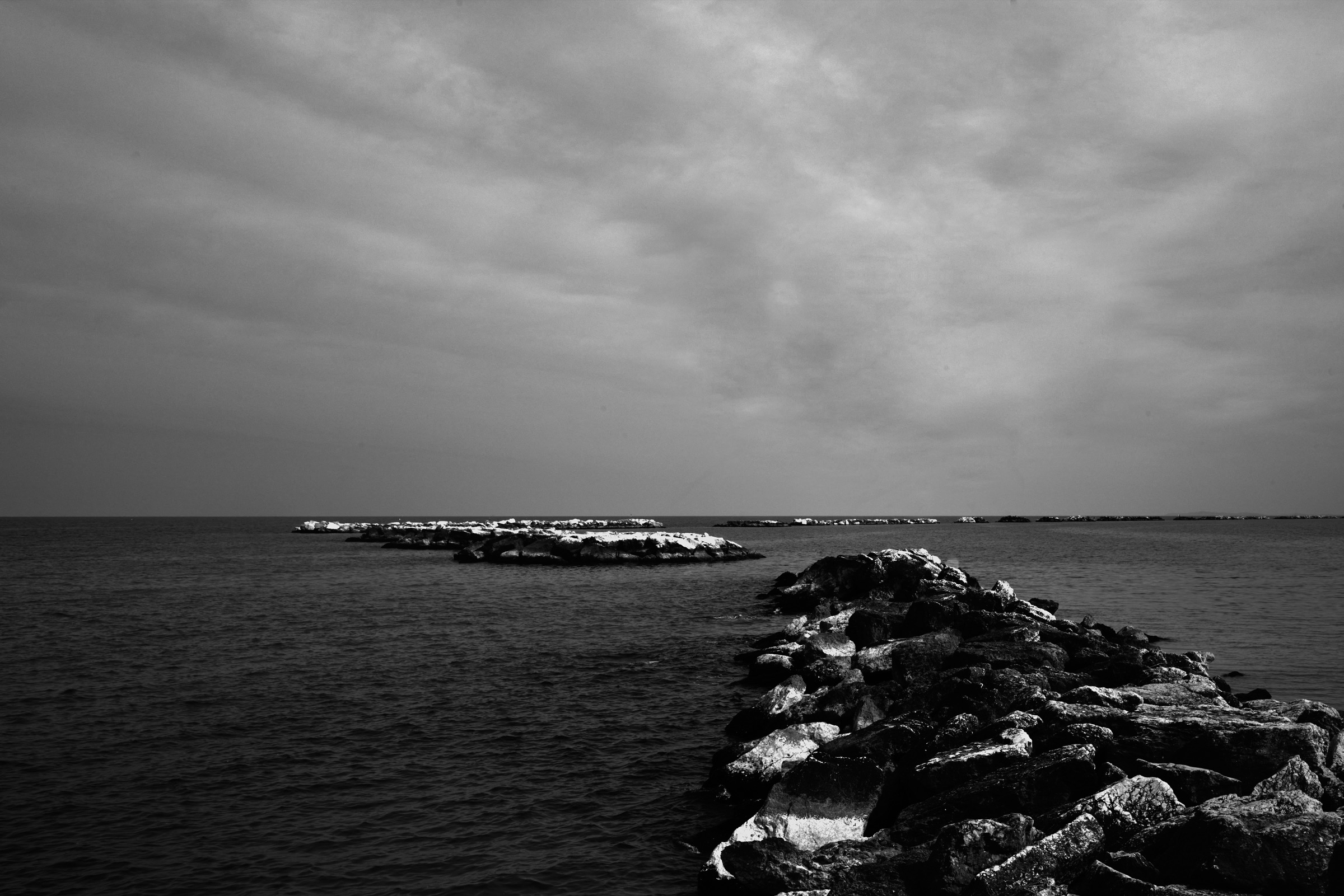 Scogli e mare in bianco e nero