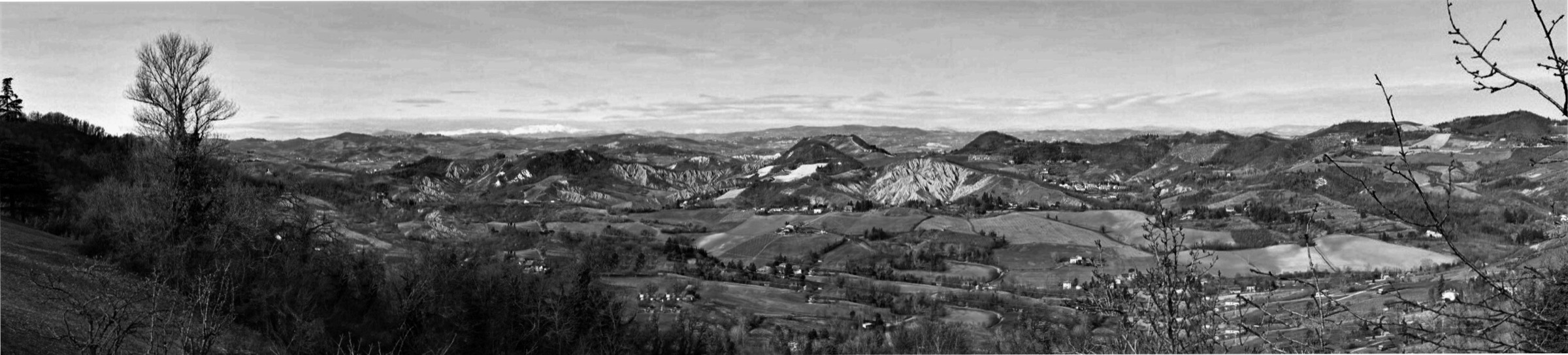 Panorama collinare in bianco e nero