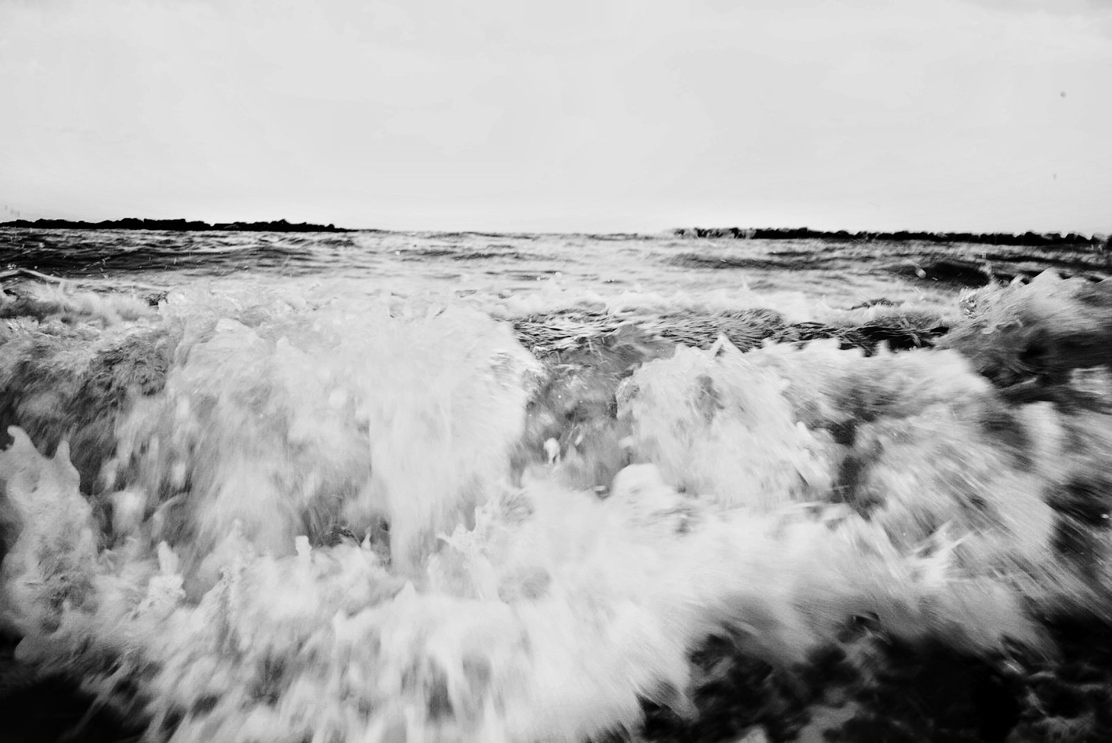 Onda in primo piano con orizzonte sullo sfondo