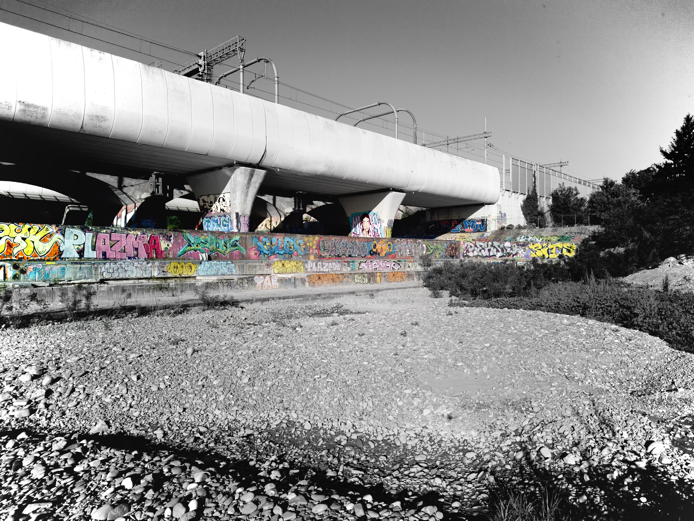 Ponte urbano con graffiti in bianco e nero selettivo