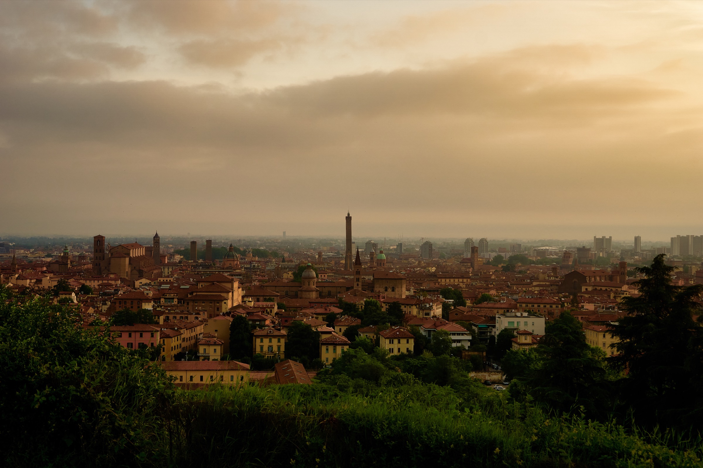 Paesaggio lacustre nella nebbia