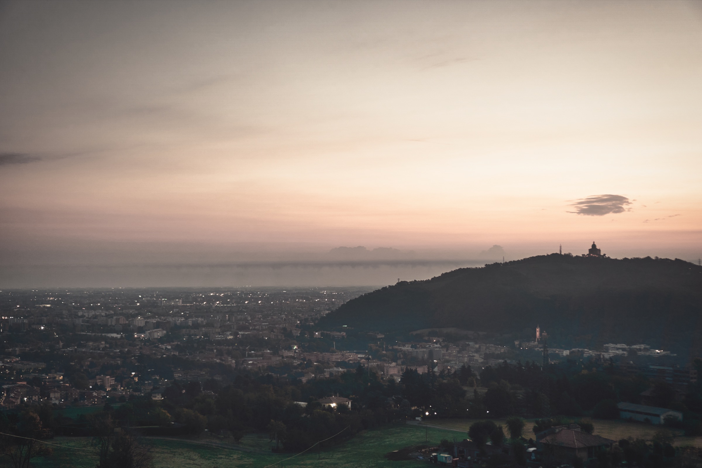 Paesaggio con alberi e nebbia al tramonto