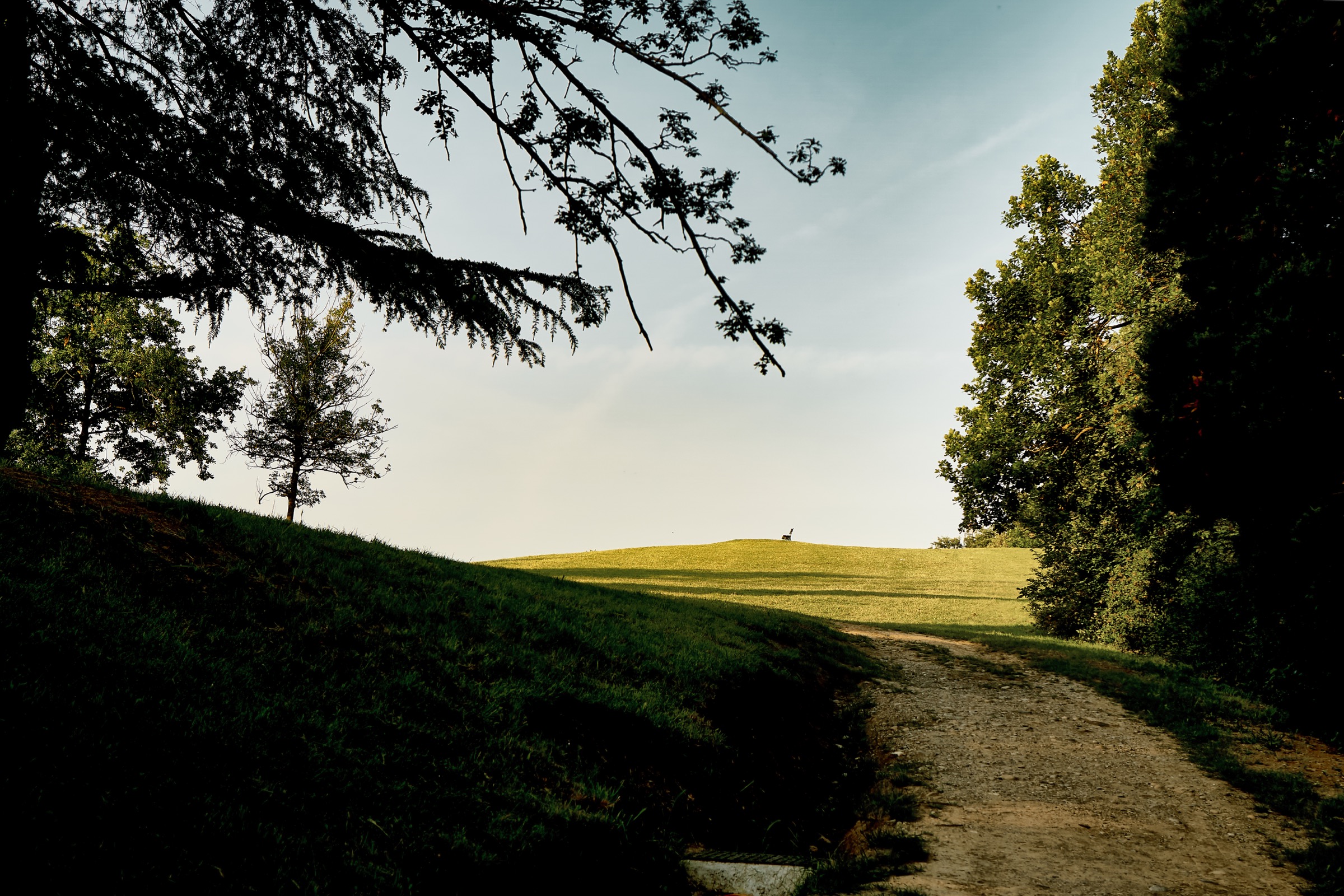 Paesaggio urbano e collinare al crepuscolo
