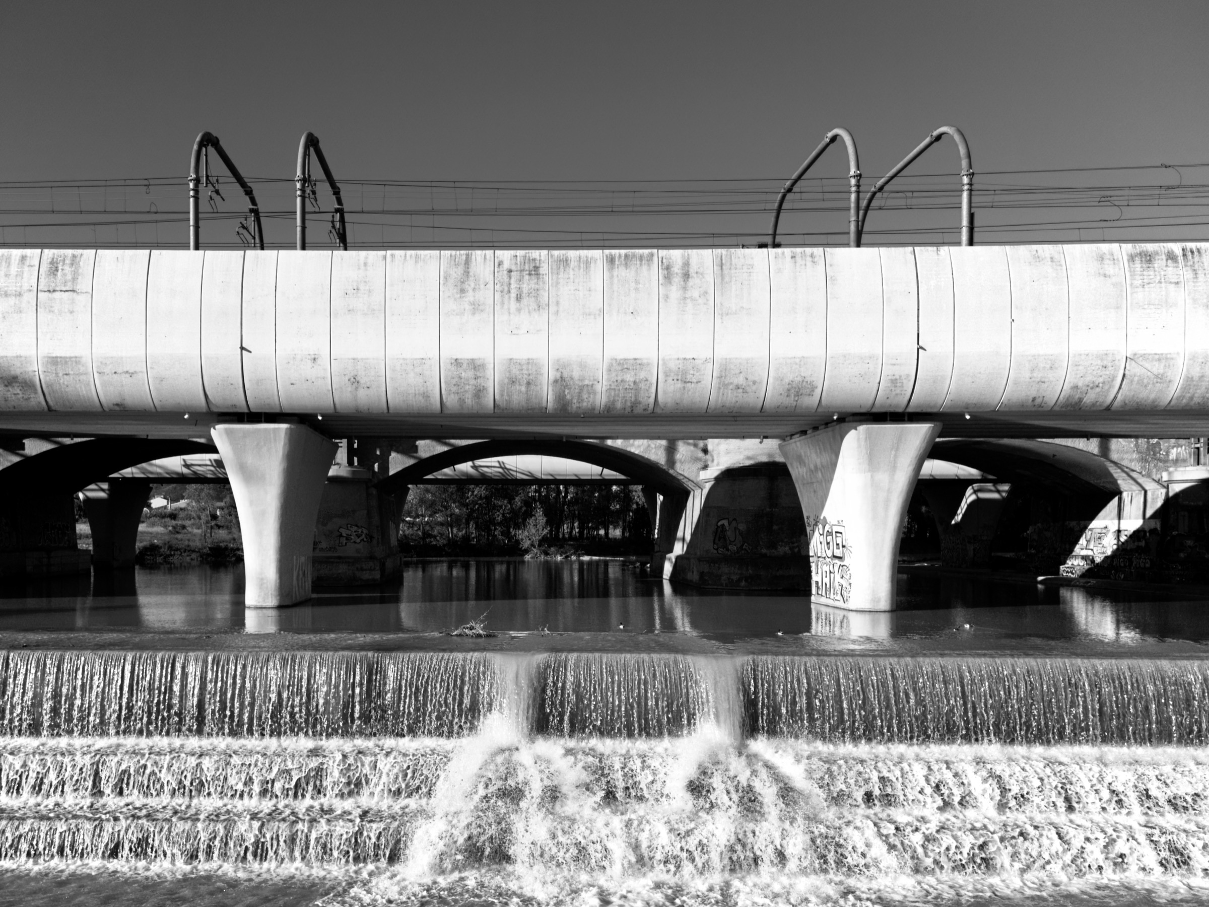 Ponte e acqua visti dall'alto