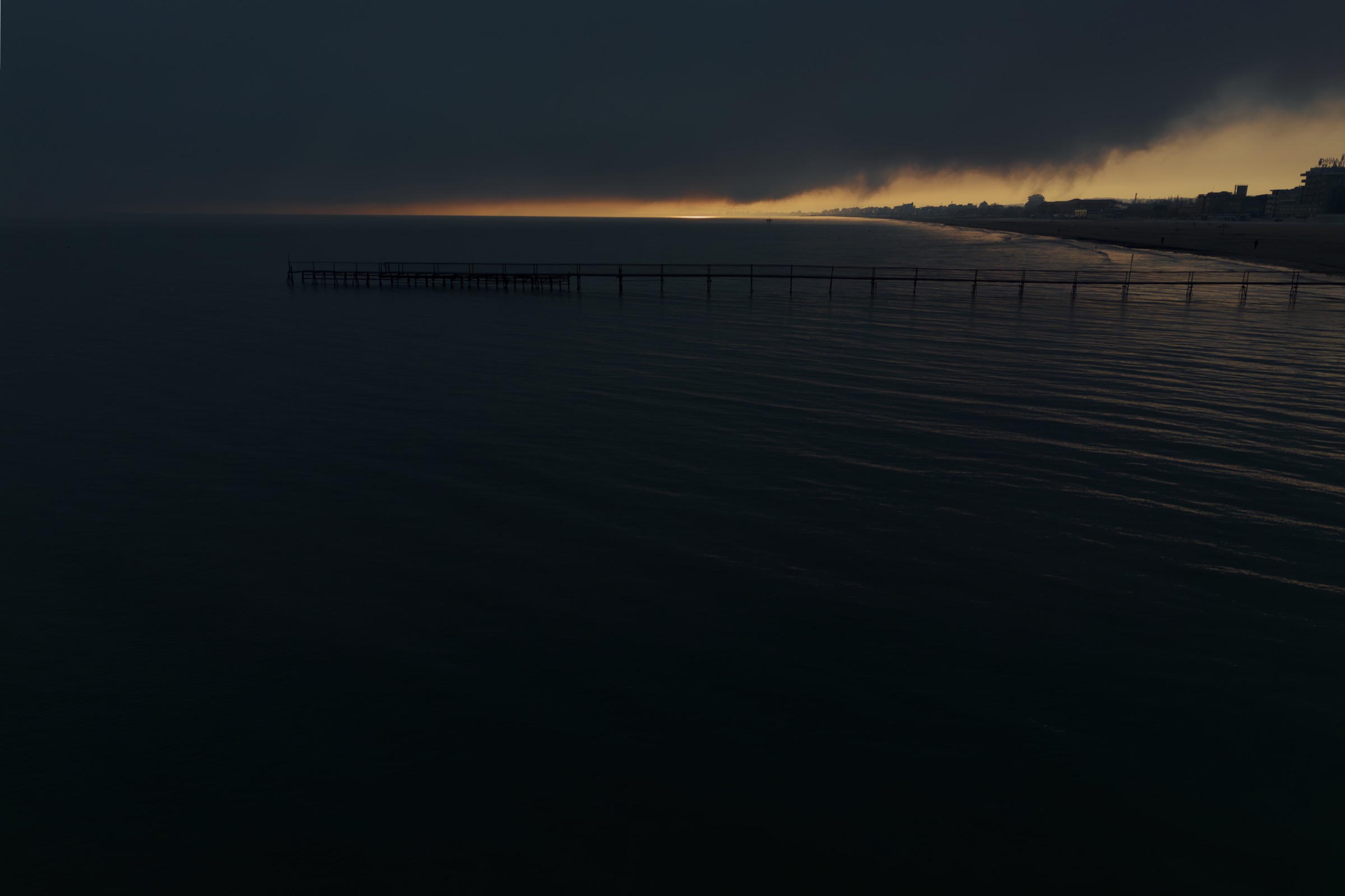 Costa al tramonto ripresa con drone